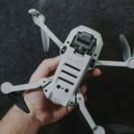 Mano de un hombre sosteniendo un dron