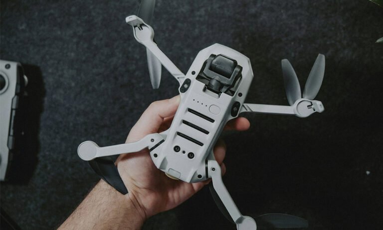 Mano de un hombre sosteniendo un dron